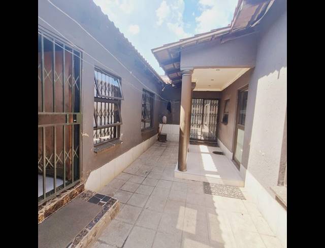 6 BEDROOM HOUSE FOR SALE IN RABIE RIDGE EXT 5